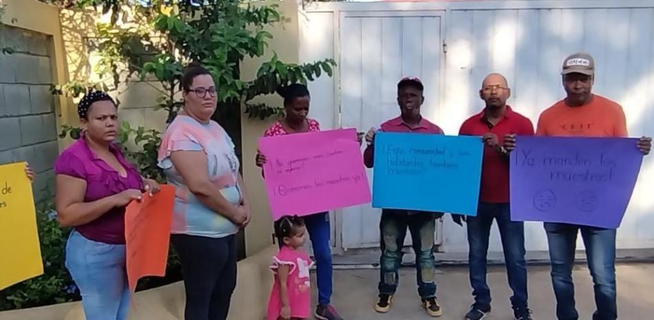 Padres y madres protestan en reclamo de que nombres más profesores en las escuelas de la provincia Monte Cristi.