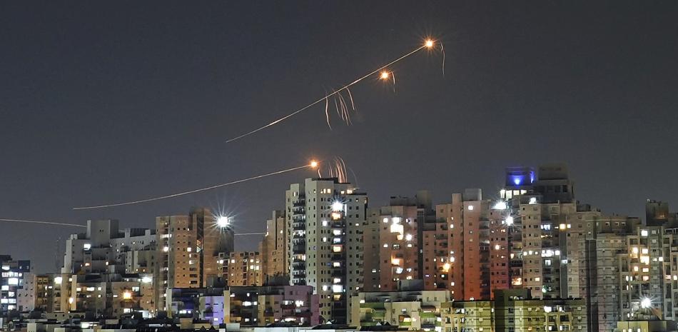 El sistema de defensa israelí intercepta un cohete lanzado desde la Franja de Gaza sobre Ascalón, Israel, el viernes 1 de diciembre de 2023.