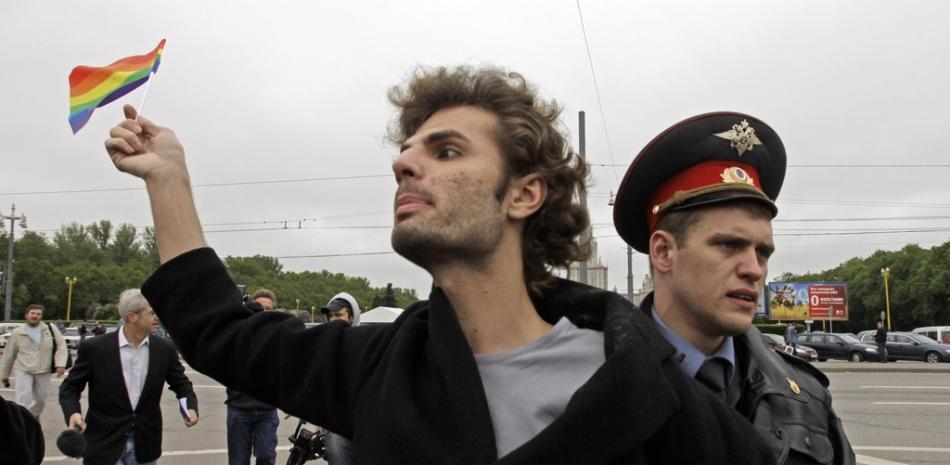 Un activista por los derechos de los homosexuales es detenido por un agente de policía en Moscú, Rusia, el sábado 16 de mayo de 2009