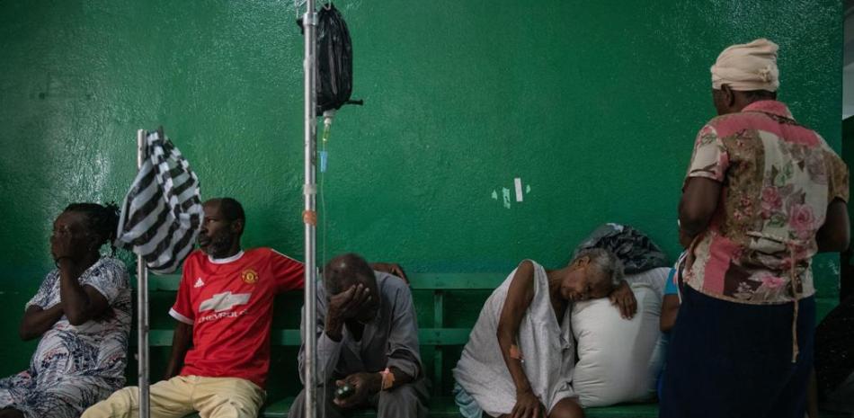 Pacientes reciben asistencia en forma precaria en un hospital estatal de Puerto Príncipe, Haití, donde el sistema sanitario está a punto de colapso.