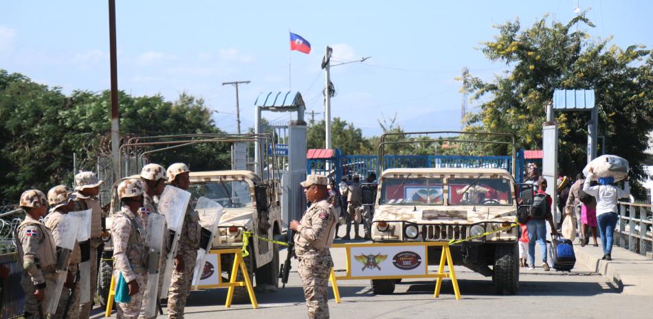 Unidades militares dominicanas reforzaron el perímetro de seguridad en la frontera ante la incursión de policías haitianos el domingo en un área de Dajabón donde agredieron a comerciantes.