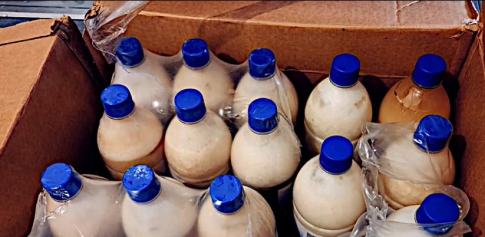Los agentes antinarcóticos intervinieron un contenedor procedente de la República de Surinam, en cuyo interior se encontraron 1,572 botellas