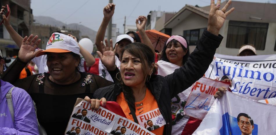 Los partidarios del expresidente de Perú Alberto Fujimori esperan su liberación de prisión en Callao, Perú, ayer.