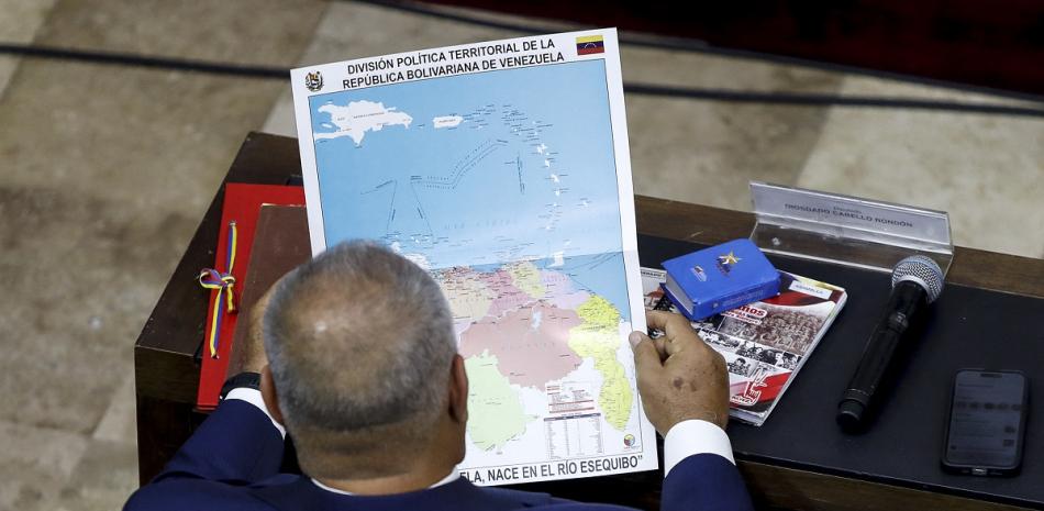 Diosdado Cabello, diputado de la Asamblea Nacional de Venezuela, mira el nuevo mapa de Venezuela con la adhesión de Guyana Esequiba durante una sesión en la Asamblea Nacional.