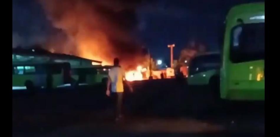 De acuerdo al Cuerpo de Bomberos de Santo Domingo Este, cuatro autobuses resultaron afectados por el siniestro.