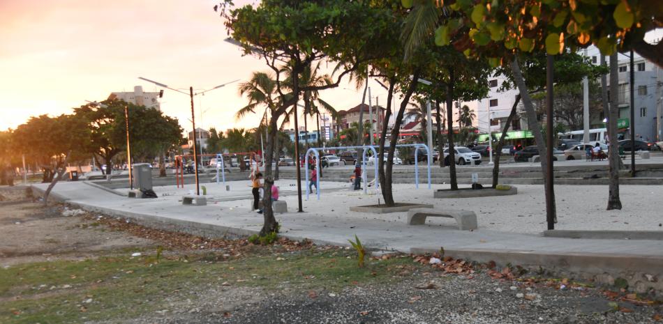Instalaciones de uno de los nuevos parques realizados en el Malecón, del Distrito Nacional.