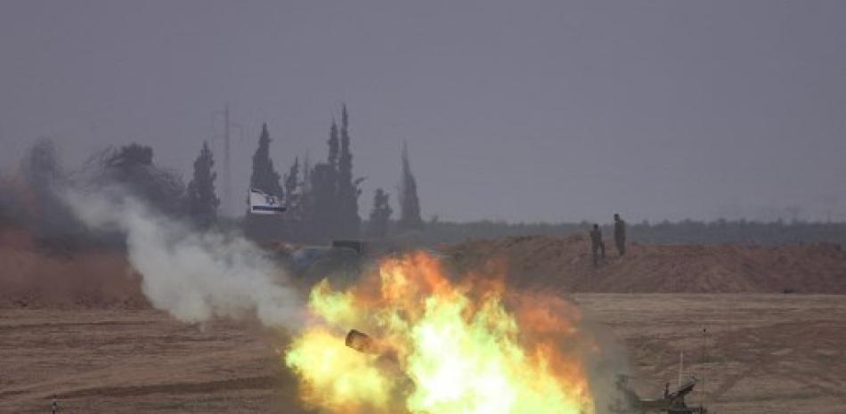 Un obús de artillería autopropulsado del ejército israelí dispara desde una posición cerca de la frontera con la Franja de Gaza, en el sur de Israel, el 10 de diciembre de 2023.