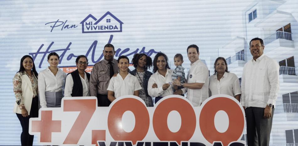 Con las 248 viviendas entregadas ayer en Santo Domingo Oeste, el gobierno superó las 7,000 construidas en tres años.