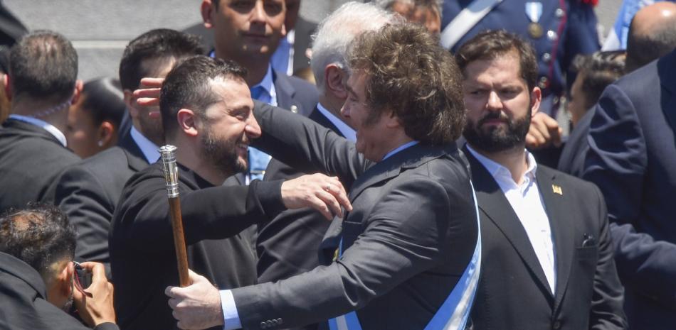 El presidente ucraniano, Volodymyr Zelenskyy, abraza al recién juramentado presidente de Argentina, Javier Milei, durante el Congreso en Buenos Aires.