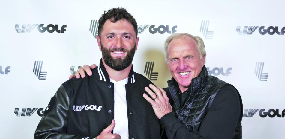 Jon Rahm junto al CEO y Comisionado del LIV Golf, Greg Norman, tras el anuncio y firma del español con el tour que financia Arabia Saudita.