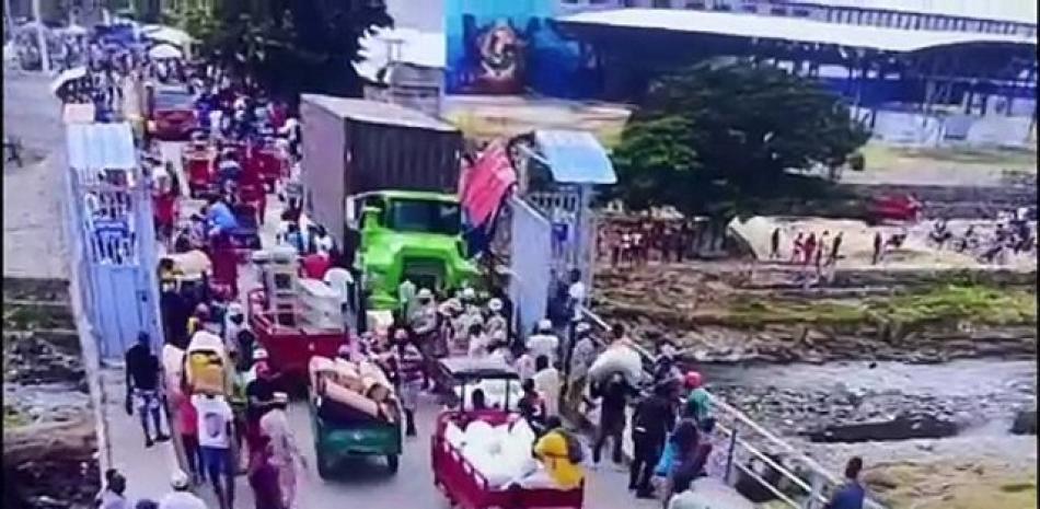 Luego de romper con una cizalla los candados y abrir por segunda vez la puerta fronteriza de Haití en Juana Méndez, un chófer haitiano en una patana se estrelló con el portón para evitar que las autoridades de su país cierren la frontera.<br /><br />https://listindiario.com/la-republica/provincias/20231214/patana-haitianos-rompen-puerta-juana-mendez-evitar-cierre-frontera_786992.html