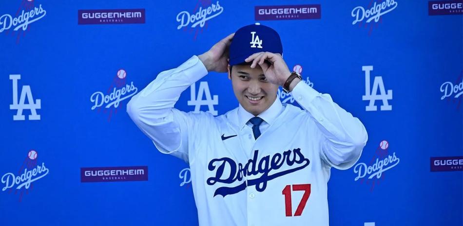 Shohei Ohtani al momento de ser presentado este jueves como el nuevo integrante de los Dodgers de los Angeles.