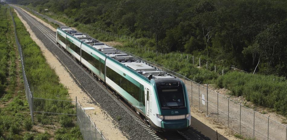 El tren inaugural con el presidente Andrés Manuel López Obrador a bordo pasa cerca de Chocholá, estado de Quintana Roo, México