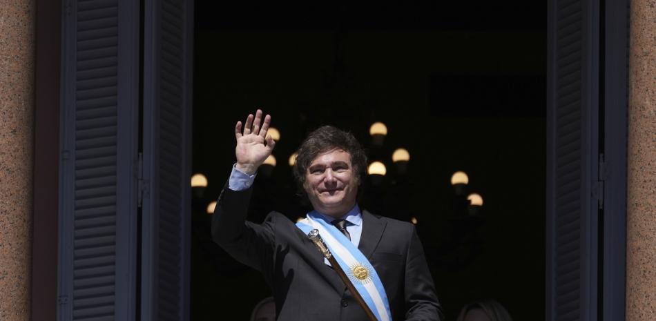 El recién juramentado presidente de Argentina, Javier Milei, saluda a sus partidarios desde el balcón de la casa de gobierno el domingo 10 de diciembre de 2023.