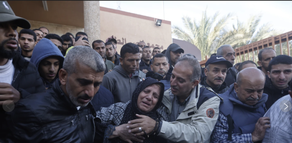 Familiares del cámara de Al Jazeera Samer Abu Daqqa, que murió por un ataque aéreo israelí