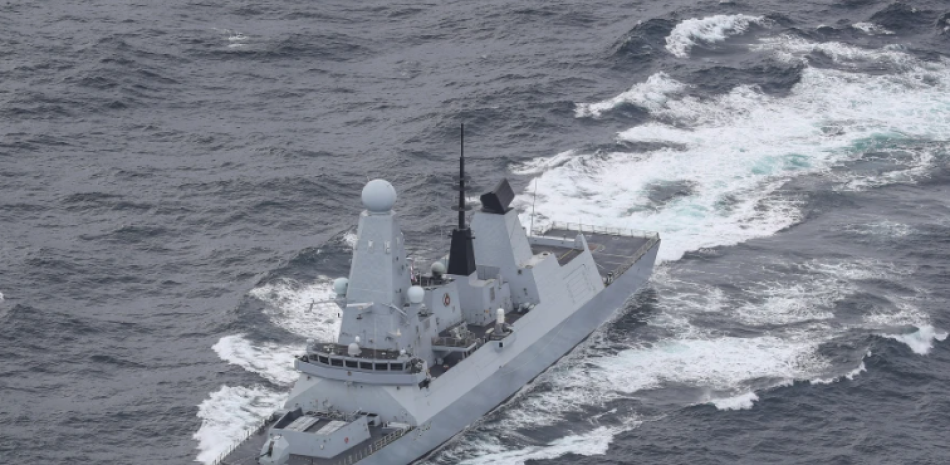 Buque HMS Diamond, frente a la costa de Escocia.