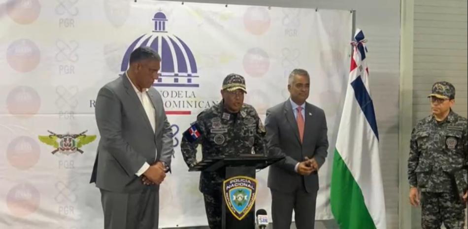 Director de la Policía Nacional, mayor general Ramón Antonio Guzmán Peralta, en compañía del ministro de Interior y Policía; y la Presidencia, Jesús Vásquez y Joel Santos.