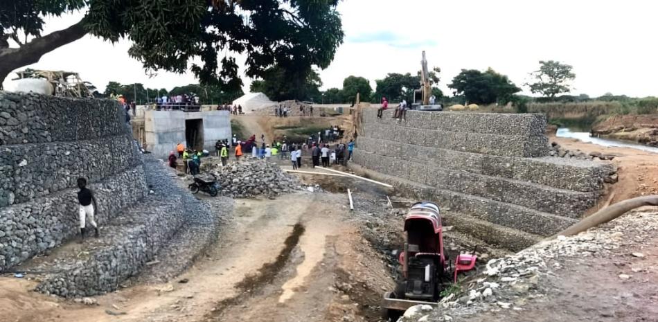En la obra se pueden observar haitianos trabajando en el dique-toma con una excavadora hidráulica