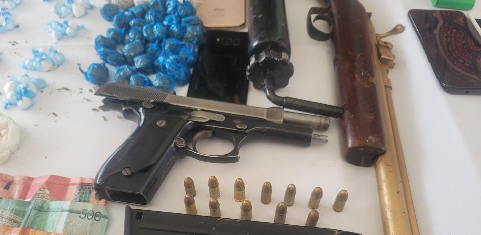 Armas de fuego, dinero en efectivo y otros artefactos que le fueron ocupado a "Cara Fina", luego de ser abatido durante un enfrentamiento a tiros con la Policía.