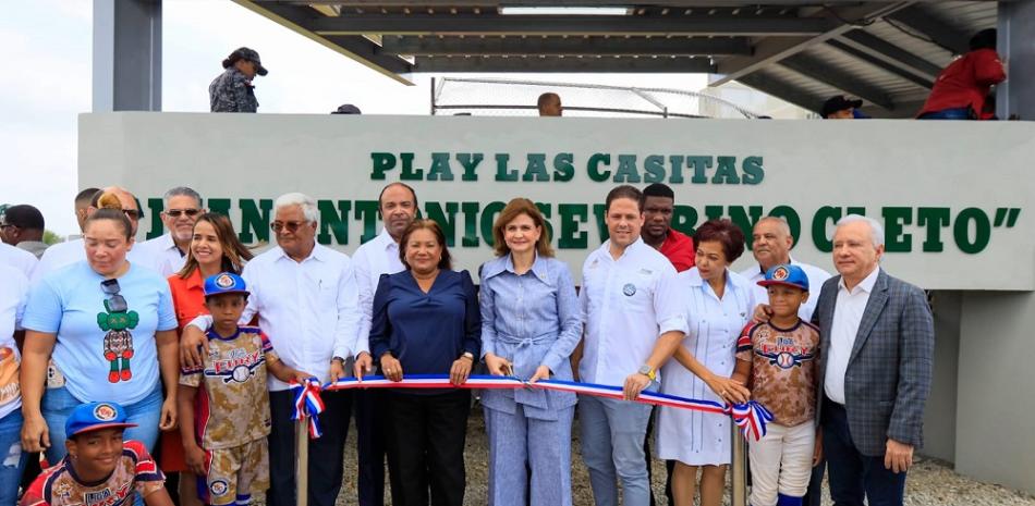 En San Luis, la vicemandataria y el funcionario entregaron un estadio de béisbol y 124 nuevos apartamentos como parte del plan Mi Vivienda que impulsa el Mived en ese distrito municipal