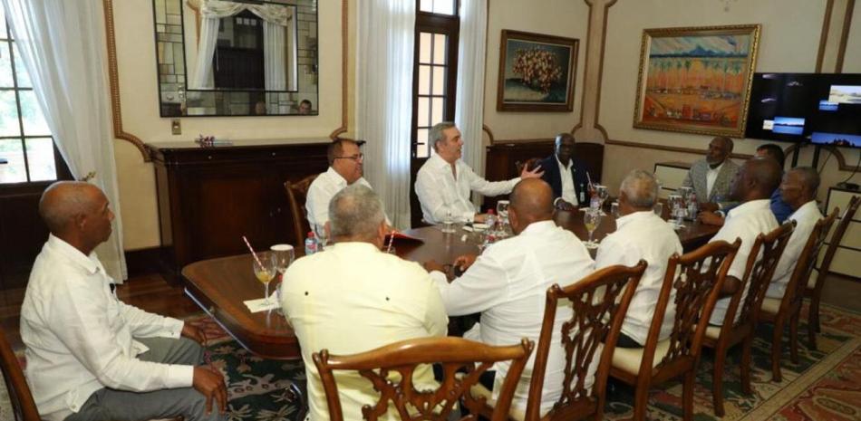 El presidente Luis Abinader cuando se reunió en el Palacio Nacional con los dirigentes de la Federación de Colonos Azucareros, donde prometió convertir el ingenio Porvenir en un modelo.