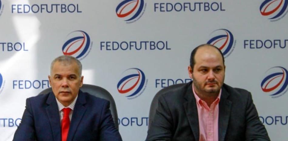 Rubén García y Arturo Heinsen, presidente y secretario general de Fedofútbol, respectivamente.