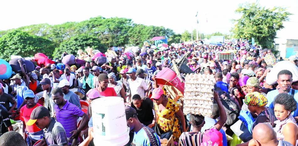 Miles de haitianos entraron ayer a los mercados fronterizos.