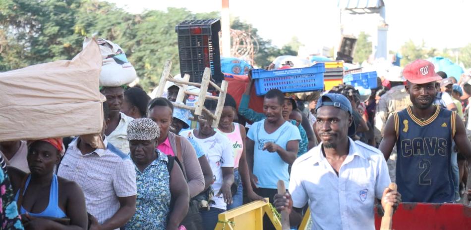 Por motivo de celebrarse Nochebuena, cientos de haitianos cruzaron hoy la frontera hacia la provincia de Dajabón para comprar y vender en el mercado fronterizo.
