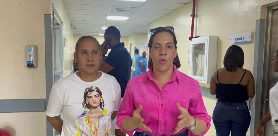 La directora del HRDUJM, María Elena Batista Rivas, acompañada de la subdirectora, doctora Jenny Olivero.