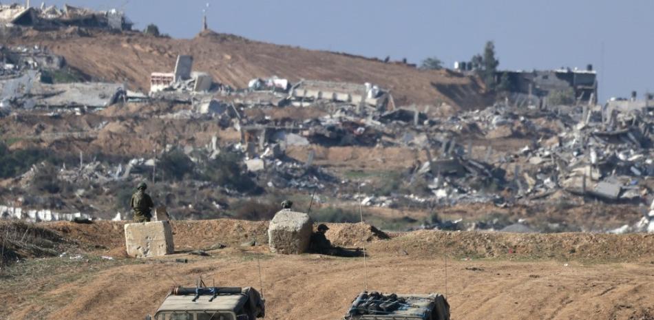 Una fotografía tomada en el sur de Israel, cerca de la frontera con la Franja de Gaza, el 25 de diciembre de 2023, muestra vehículos militares israelíes estacionados cerca del territorio palestino en medio de batallas en curso entre Israel y el grupo militante Hamas