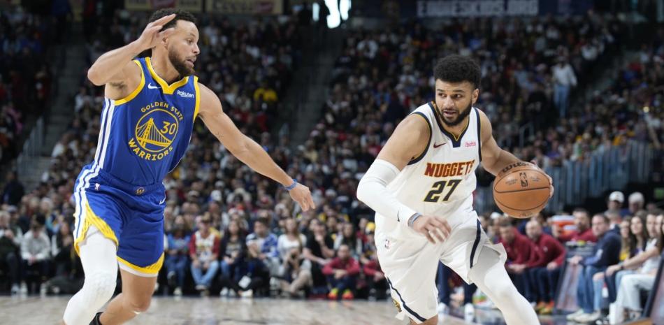 Jamal Murray se dirige al canasto ante la defensa de Stephen Curry.