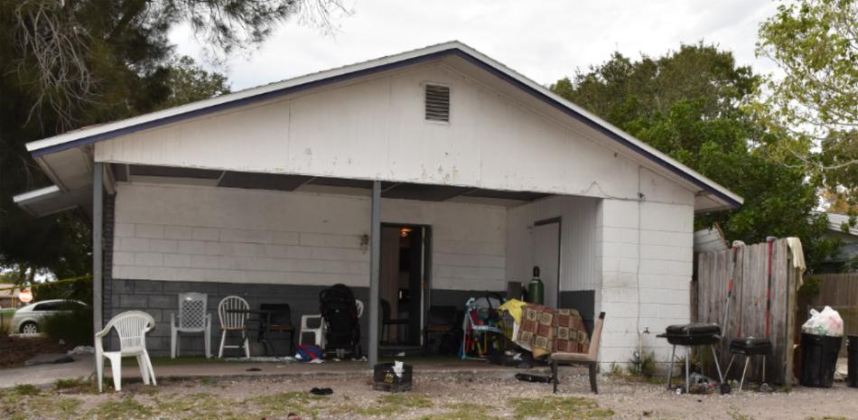 Esta fotografía muestra una vivienda de Largo, Florida, donde una mujer falleció al ser baleada por su hermano de 14 años durante una pelea por los regalos de Navidad