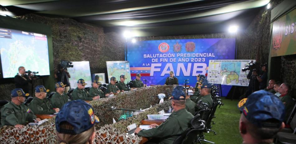 Nicolás Maduro ordenó el jueves a más de 5,600 militares participar en un ejercicio "defensivo", después de que Gran Bretaña dijera que iba a enviar un buque de guerra de la Royal Navy a aguas de Guyana