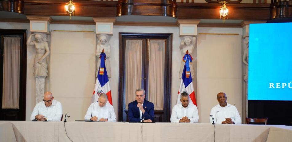 El presidente Luis Abinader, junto a los ministros Pavel Isa, Joel Santos, Miguel Ceara-Hatton y Antonio Almonte
