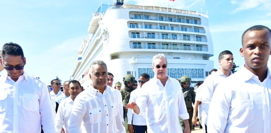 El presidente Luis Abinader, junto a funcionarios de su gobierno, durante el recibimiento del primer crucero en puerto de Cabo Rojo, Pedernales, abierto ayer.