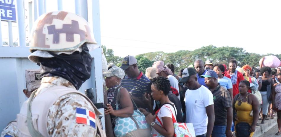 Este viernes miles de haitianos del Noreste y Norte de Haití cruzaron hacia la provincia de Dajabón para comprar y vender mercancías.