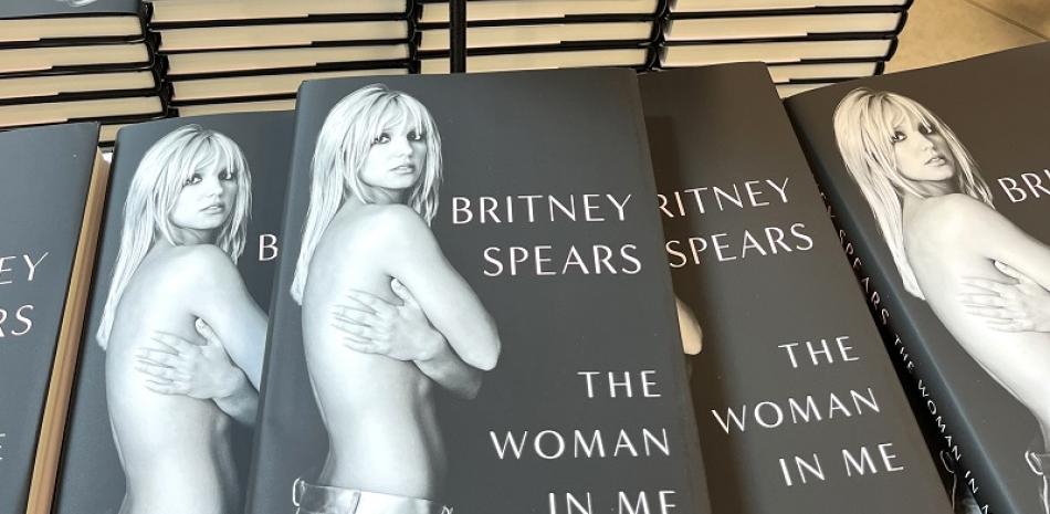 Fotografía de unos ejemplares de las memorias de Britney Spears, tituladas "The Woman In Me" que salieron este martes a la venta con importantes revelaciones sobre la agitada vida de la cantante, que pasó de ser una de las artistas internacionales más exitosas a acabar recluida en un centro psiquiátrico en diversas ocasiones.