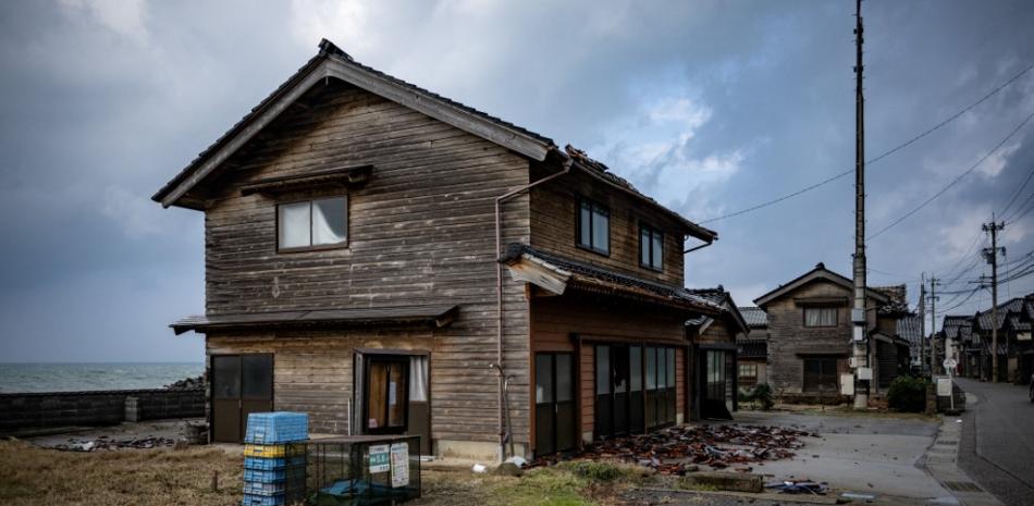 Esta fotografía muestra casas del pueblo de Akasaki, en la prefectura de Ishikawa, después de que un fuerte terremoto sacudiera la región de Noto el día de Año Nuevo