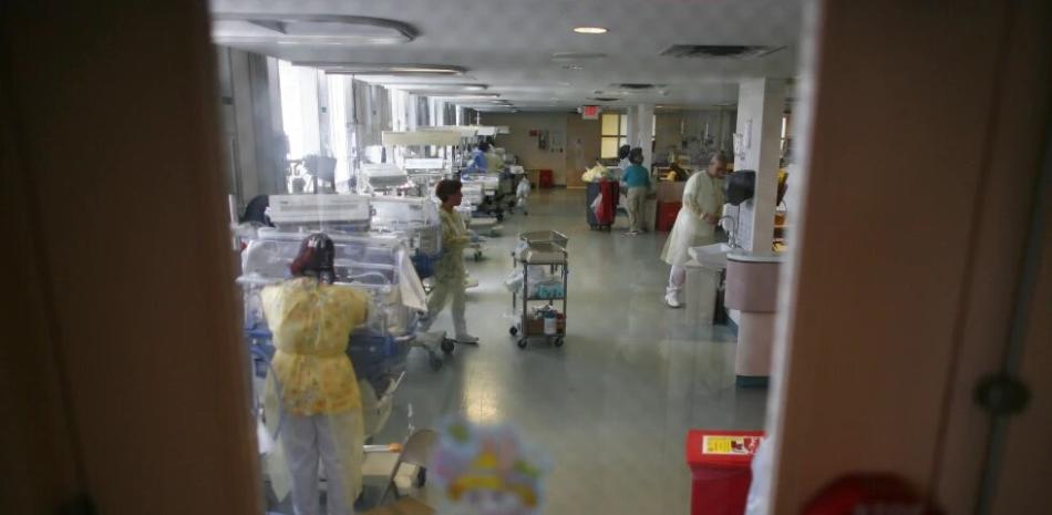 Médicos y enfermeras trabajan en la unidad de cuidados intensivos neonatales del Centro Médico de San Juan, Puerto Rico, 11 de mayo de 2010. Las cesáreas están aumentando en el territorio estadounidense de Puerto Rico, que tiene una de las tasas más altas del mundo, según un nuevo informe federal publicado el miércoles 10 de enero de 2024.
