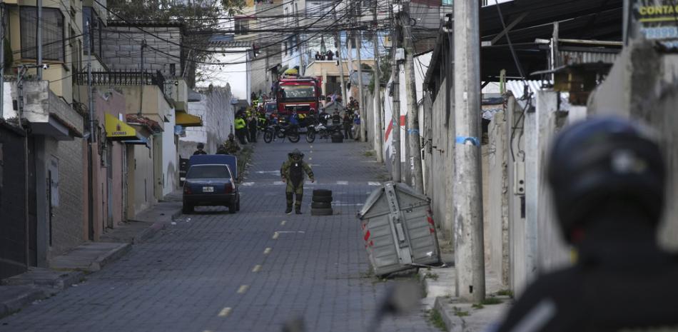 La policía realiza una explosión controlada de un vehículo sospechoso, estacionado a una cuadra de la prisión El Inca, en Quito, Ecuador, el miércoles 10 de enero de 2024