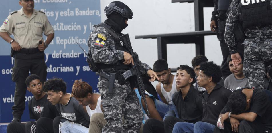 Los detenidos identificados por la policía como los hombres armados que irrumpieron en la estación TC Televisión durante una transmisión en vivo el día anterior, son presentados a la prensa en la sede de la policía en Guayaquil, Ecuador, el miércoles 10 de enero de 2024.