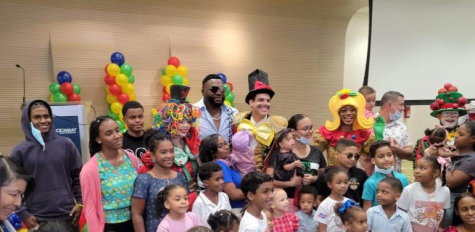 David Ortriz junto a los niños que compartieron con él por motivo al Día de Reyes.