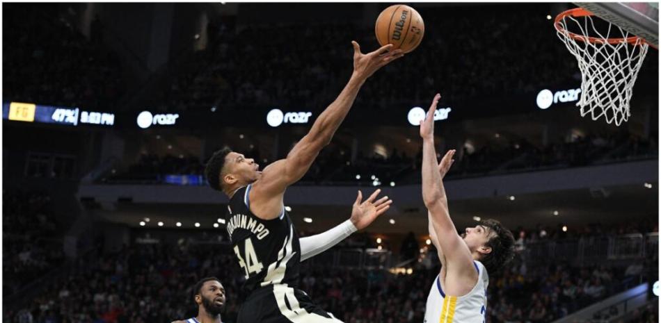 Giannis Antetokoumpo va en busca de anotar dos puntos en el choque que los Bucks se impusieron a los Warriors.