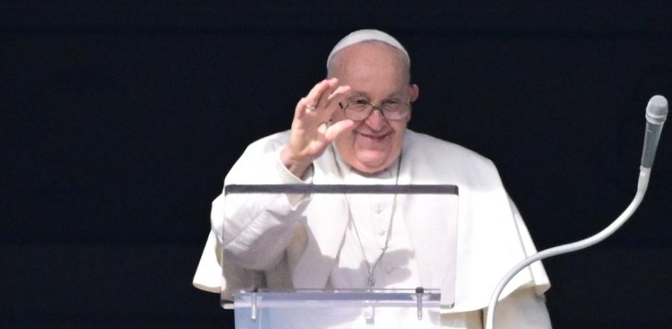 El papa Francisco saluda desde la ventana del palacio apostólico con vistas a la plaza de San Pedro durante la oración del Ángelus el 14 de enero de 2024 en El Vaticano