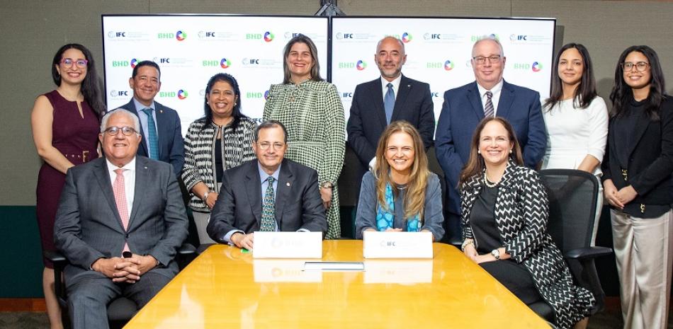 Representantes de IFC y Banco BHD durante la firma del acuerdo.