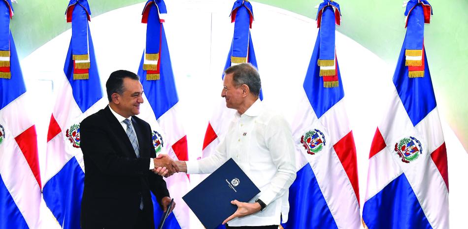 El acuerdo fue firmado por el canciller Roberto Álvarez y el presidente de la JCE, Román Jáquez Liranzo.