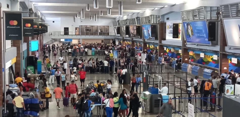 En el aeropuerto de Las Américas hay 63 vuelos de salida del país programados para este viernes.