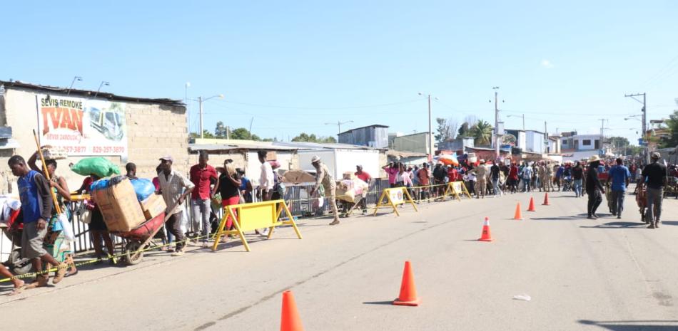 Este viernes el mercado fronterizo se realiza normal y en total calma, donde una gran cantidad de haitianos de la localidad de Juana Méndez y zonas aledañas acudieron a la feria.