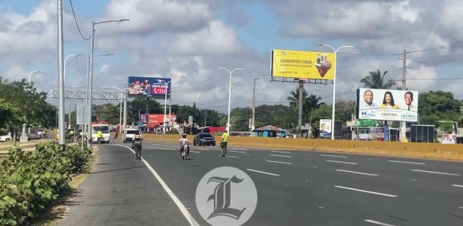 Esta es la perspectiva vehicular desde el peaje de Las Américas, desde donde los feligreses deben dirigirse hacia la Basílica Catedral de Nuestra Señora de la Altagracia, en Higüey, a rendirle tributo a la patrona este domingo, durante su Día. En horas de la mañana el flujo es catalogado como normal, sin embargo, los trabajadores afirman que esperan que arrecie en horas de la tarde y que, ayer sábado, empezó a aumentar el desplazamiento hacia el interior.<br /><br />También le pude interesar estos videos:<br /><br />Haitianos acuden al mercado de Dajabón tras haber derribado la puerta fronteriza de su país https://www.youtube.com/watch?v=xZiylKn85MI<br /><br />Miriam Germán rompe en llanto al recordar al primer senador de Salcedo https://www.youtube.com/watch?v=D66Vf4BpiyI<br /><br />Raquel Peña "frena" a aspirante al TC Rigoberto Rosario por comentarios contra Henry Molina https://www.youtube.com/watch?v=gHzCpPRqZvo<br /><br />¿Quién ganó? Controversia en elecciones presidenciales del Colegio de Abogados https://www.youtube.com/watch?v=k07atftb4C4<br /><br />Dictan tres meses de prisión preventiva contra Raúl Rizik Yeb https://www.youtube.com/watch?v=dgB3R2B_Egg<br /><br />Más noticias en https://listindiario.com/<br /><br />Suscríbete al canal  https://bit.ly/335qMys<br /><br />Síguenos<br />Twitter  https://twitter.com/ListinDiario <br /><br />Facebook  https://www.facebook.com/listindiario <br /><br />Instagram https://www.instagram.com/listindiario/