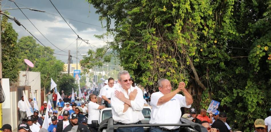 Abinader, acompañó en su vehículo a los candidatos municipales de las provincias de Hato Mayor y La Altagracia, Amado de la Cruz Taveras y Altagracia Herrera (Altagracita), respectivamente